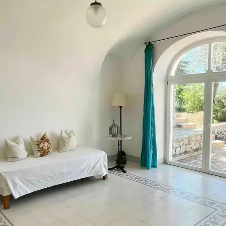 Cesina Daire Capri