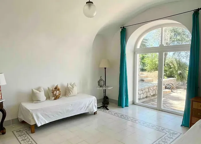 Cesina アパート カプリ